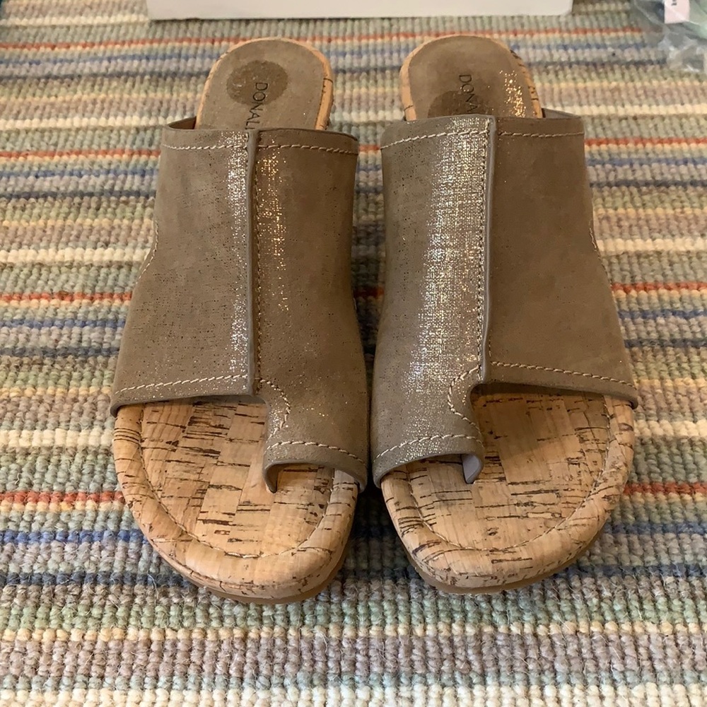 Sz6-1/2 NWOT DONALD PLINER GOLD AND CORK SANDALS